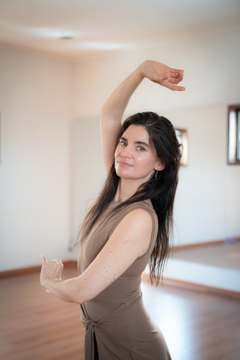 Carla Mardones, directora y fundadora de la Escuela Cuerpo y Consciencia, danzando