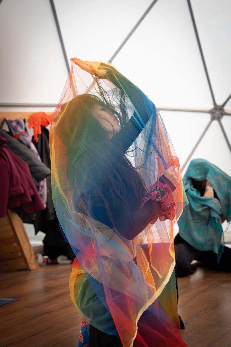 Danza con una tela de colores transparente en el aire