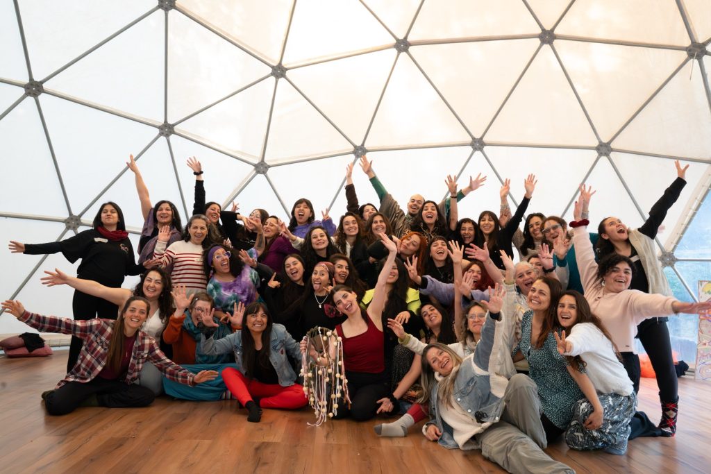 Gran grupo de alumnas celebrando juntas en un domo