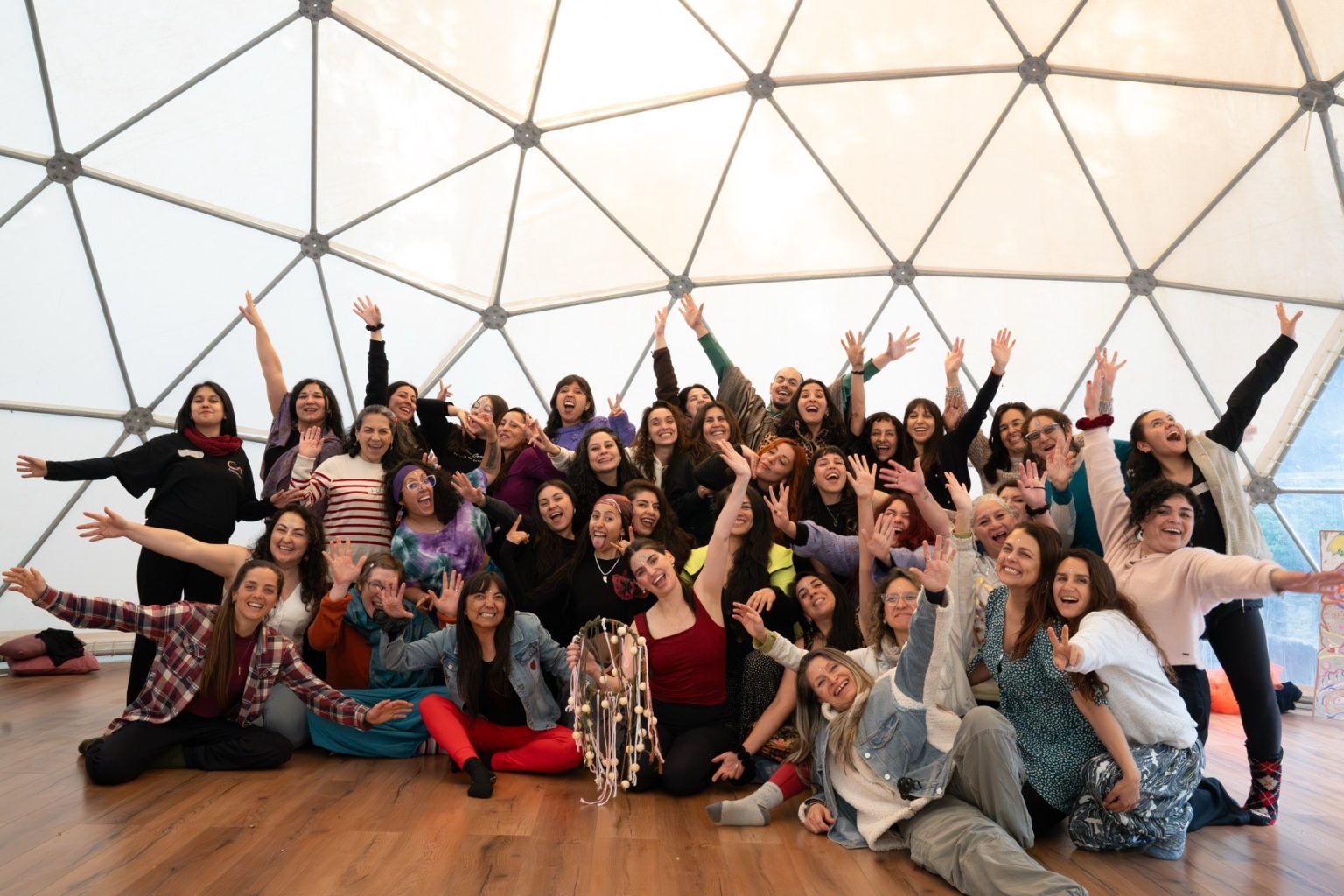 Gran grupo de alumnas celebrando juntas en un domo