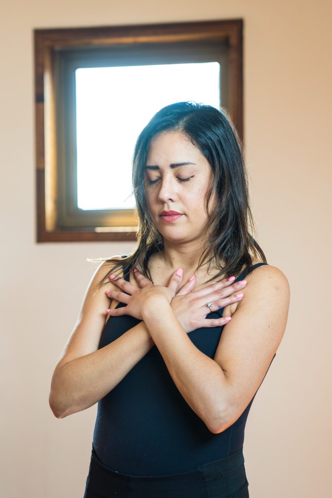 Alumna con las manos sobre el corazón y los ojos cerrados