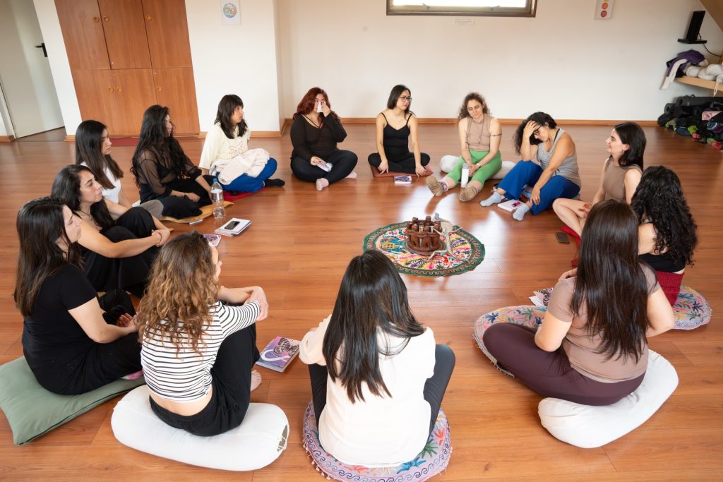 Grupo de alumnas en círculo durante una sesión de práctica