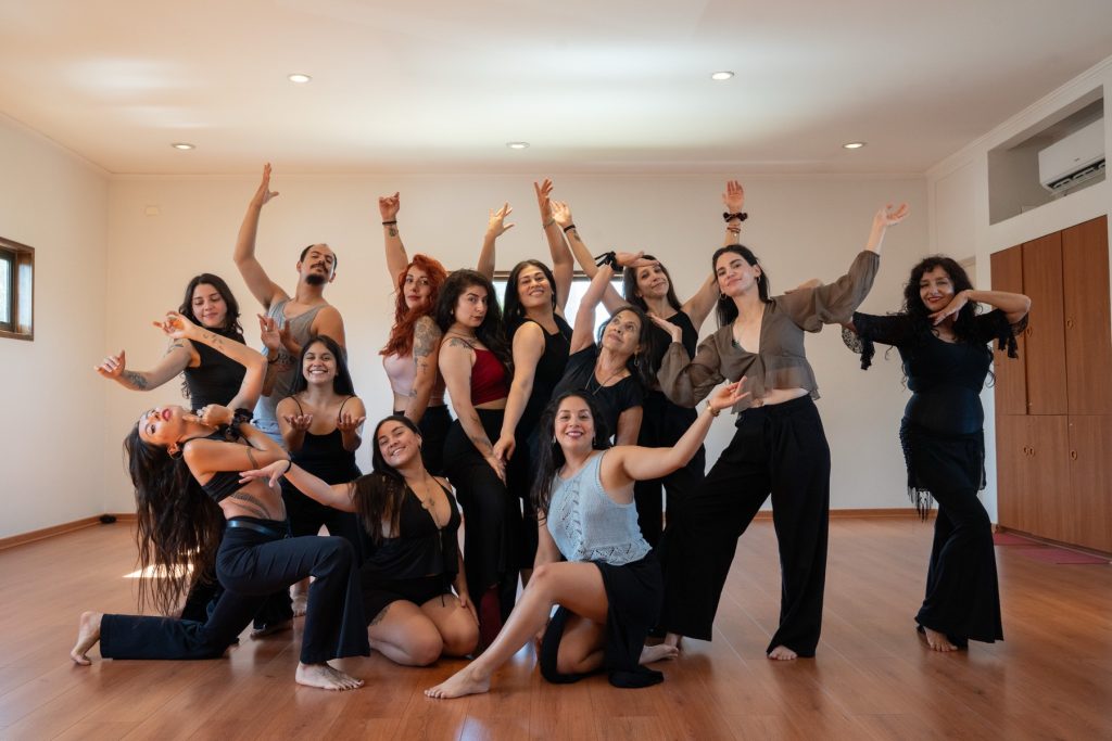 Generación de la formación celebrando en la sala de Ñuñoa