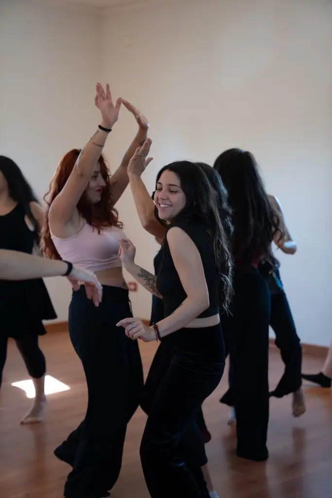 Alumnas bailando juntas y sonriendo