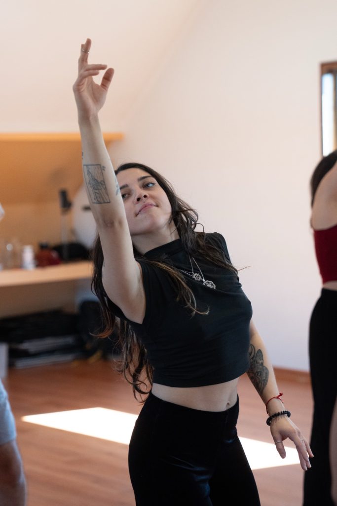 Alumna danzando con un brazo extendido hacia arriba