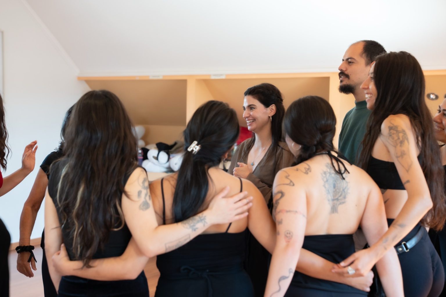 Alumnas abrazadas en grupo al final de un encuentro